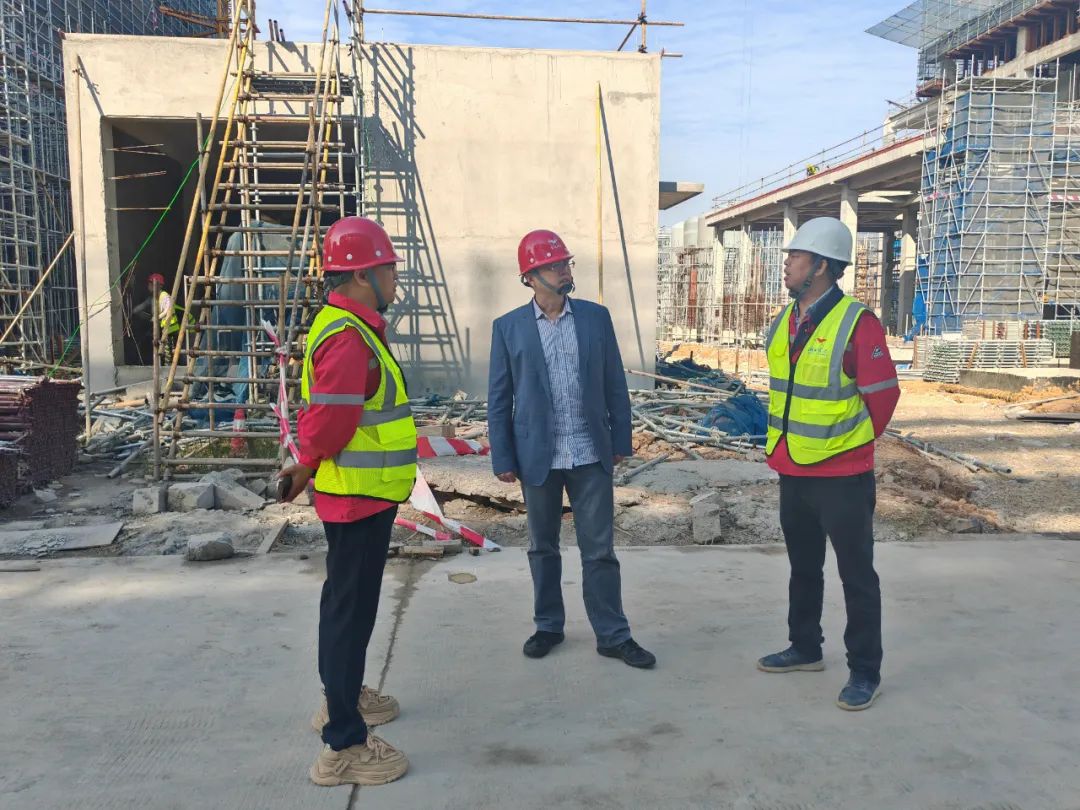 化機公司黨委書記、董事長、總經(jīng)理楊中澤到項目現(xiàn)場檢查工作(圖2)